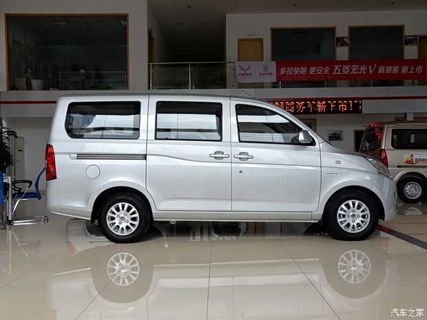上汽通用五菱 五菱宏光V 2015款 1.5L标准型