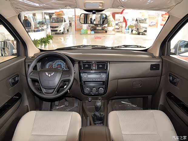 上汽通用五菱 五菱宏光V 2015款 1.5L标准型