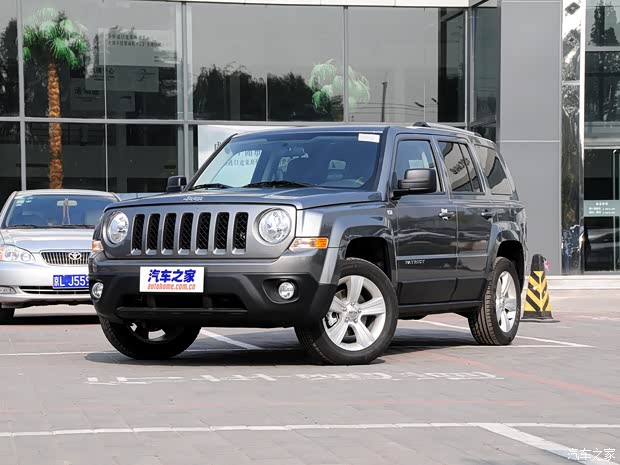 Jeep(进口) 自由客 2013款 2.4 豪华导航版 Jeep(进口) 自由客 2013款 2.4 豪华导航版