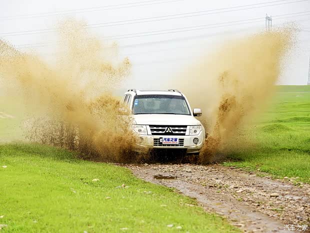 三菱三菱(进口)帕杰罗(进口)2014款 3.0L 精英超越版 三菱三菱(进口)帕杰罗(进口)2014款 3.0L 精英超越版