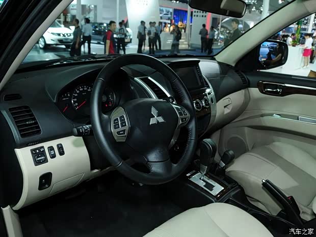 三菱广汽三菱帕杰罗·劲畅2013款 3.0L 自动四驱旗舰版