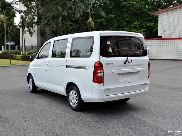 上汽通用五菱 五菱宏光V 2015款 1.5L基本型