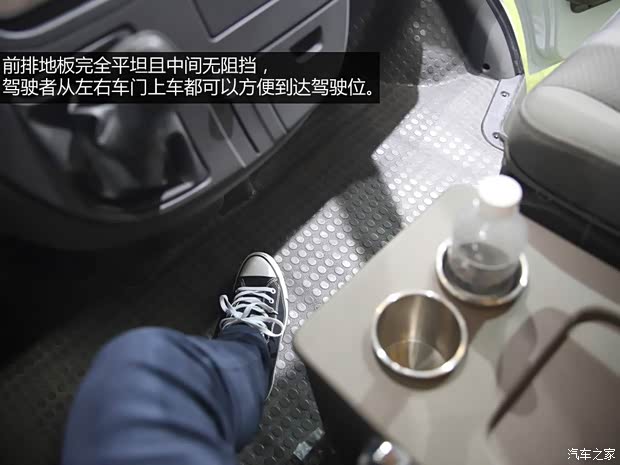 上汽大通上汽商用车上汽大通V802014款 2.5T旅居版