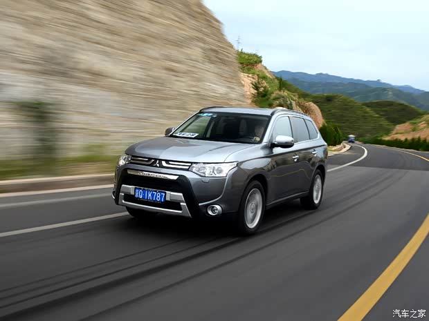 三菱(进口) 欧蓝德(进口) 2013款 2.4L 四驱豪华导航版 7座 三菱(进口) 欧蓝德(进口) 2013款 2.4L 四驱豪华导航版 7座