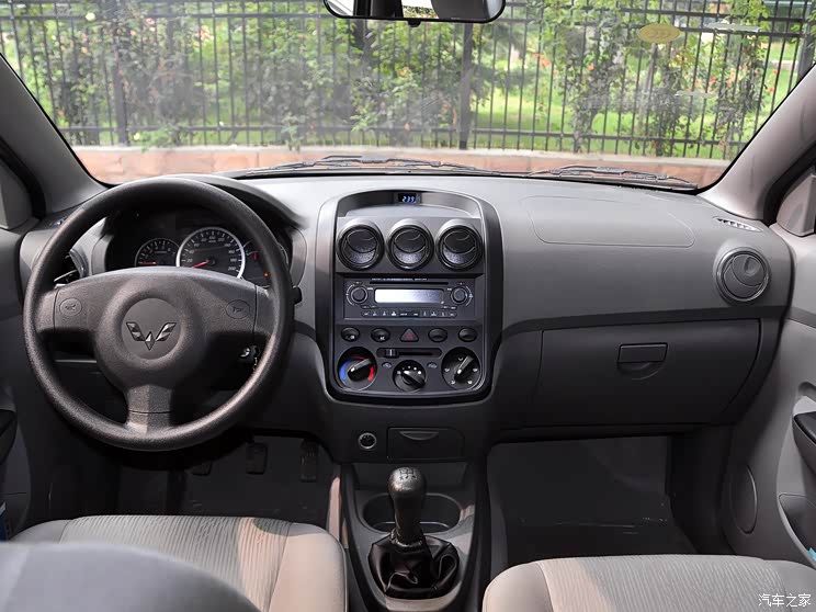 上汽通用五菱 五菱宏光 2013款 1.5L基本型L2B