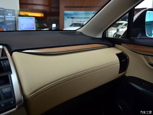 雷克萨斯 雷克萨斯NX 2015款 300h 全驱 锋芒版 雷克萨斯 雷克萨斯NX 2015款 300h 全驱 锋芒版