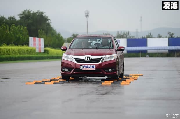 广汽本田 凌派 2013款 1.8L 自动旗舰版 广汽本田 凌派 2013款 1.8L 自动旗舰版
