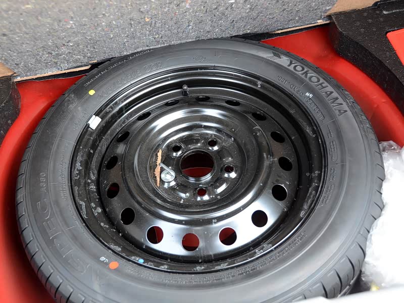 汽车轮胎没气了还能慢慢开吗 u_201104130356255313710.jpg