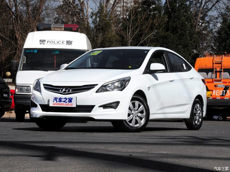 Хендай солярис 2015 рестайлинг. Новый Хендай Солярис 2015. Hyundai Solaris 2015 года. Хендай Солярис новый 2014. Белый Хундай номер 341 Солярис.