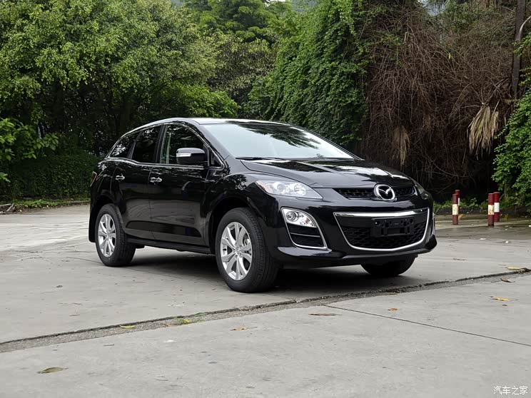 国产马自达cx-7是一汽马自达生产的首款suv车型,新车外观与进口版相比