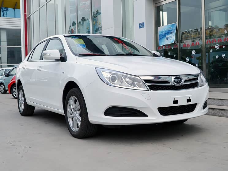 购比亚迪速锐优惠5000元 店内少量现车