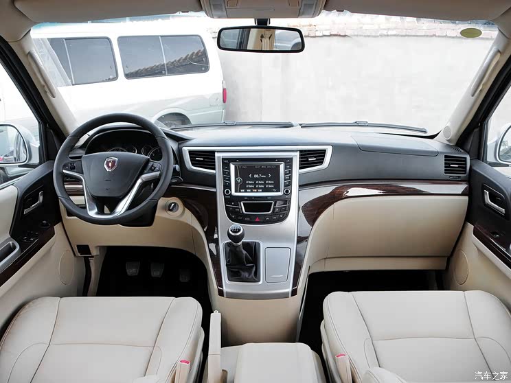 内饰方面,新款阁瑞斯整体风格更为简约时尚,同时呈现t型的线条,全新
