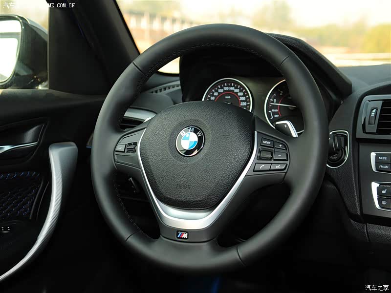 宝马(进口) 宝马1系 2013款 m135i 5门版 埃斯托蓝 中控方向盘