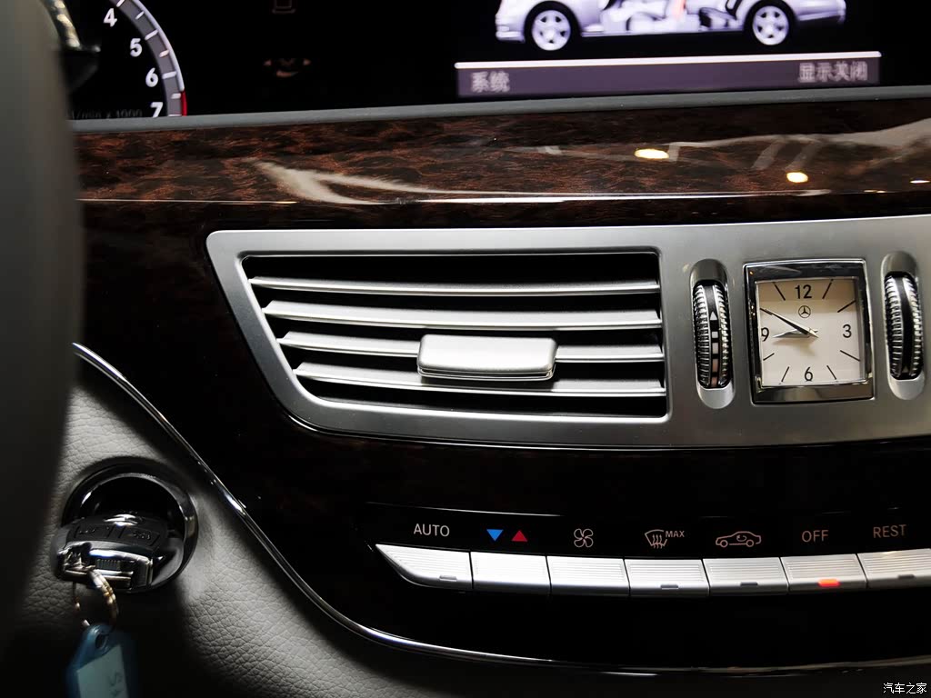 奔驰(进口) 奔驰s级 2012款 s 300 l 商务简配型 中控方向盘