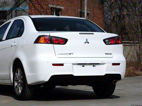 2013�� ʱ�а� 1.8L �ֶ�������