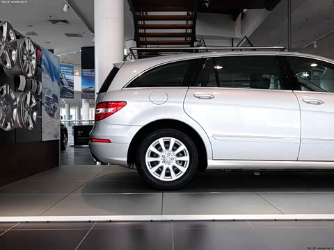 2010�� R 300 L ������