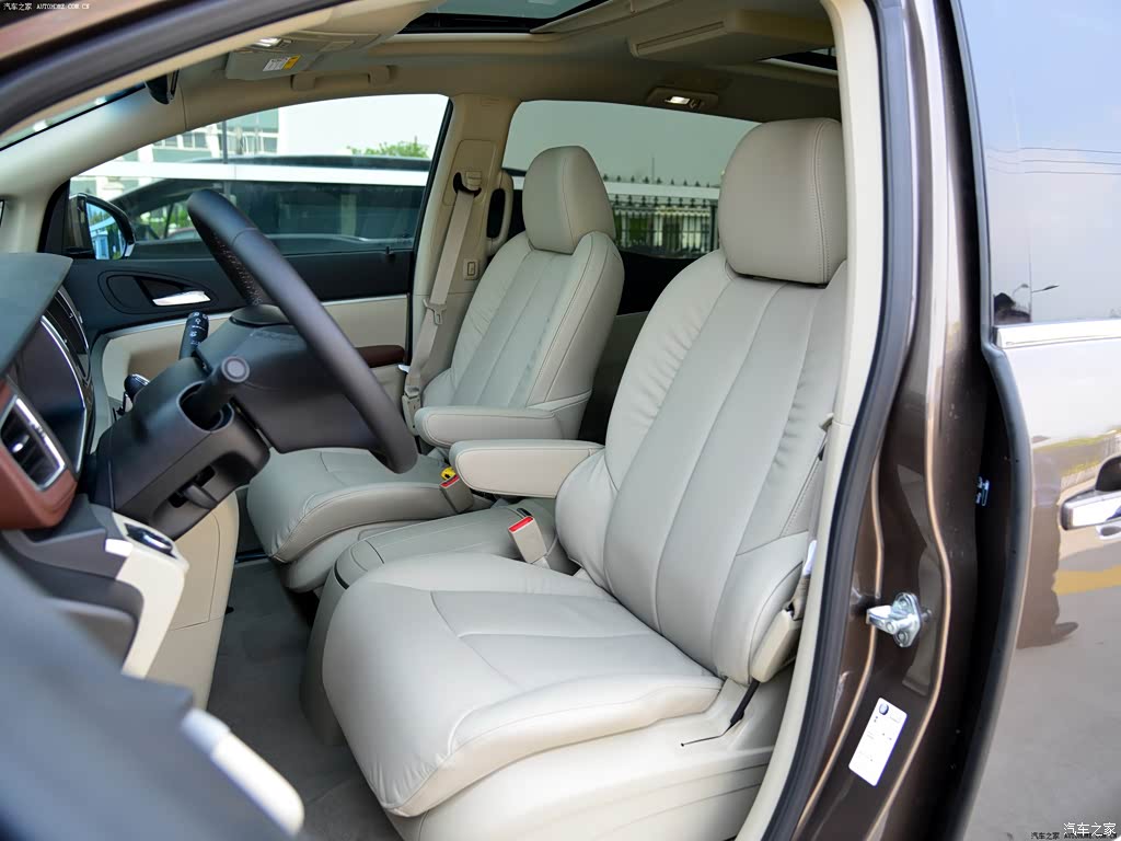 商务旗舰版此配置为选装,请以实车为准 分类: 外观颜色:  内饰颜色