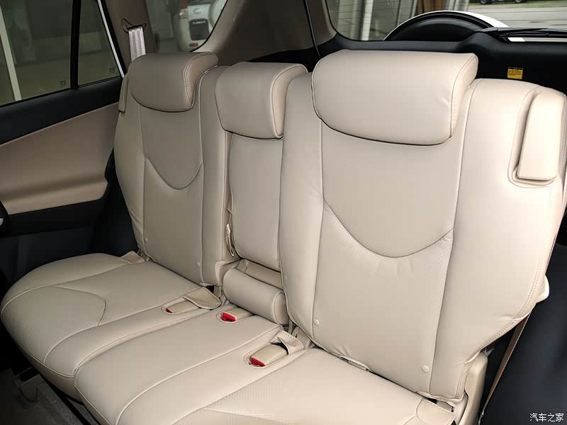 一汽丰田 丰田rav4 2011款 2.4l 自动四驱豪华版 超级白色 车厢座椅